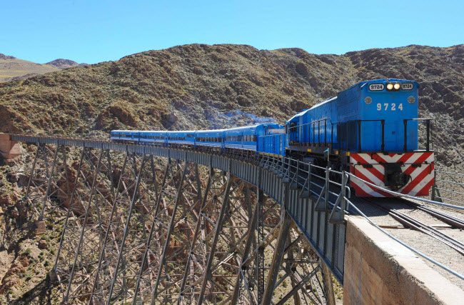 Tuyến đường ray Tren a las Nubes nằm ở độ cao cách mặt nước biển 4.220 m và là đường ray cao thứ 5 trên thế giới.