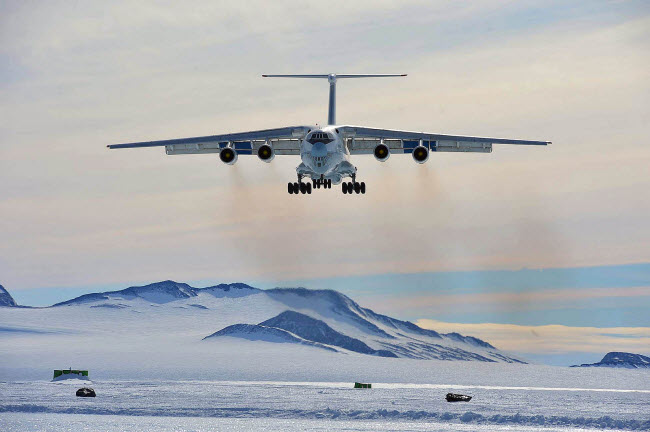 Nam Cực: Khu vực lạnh nhất của Trái đất không có đường băng tiêu chuẩn cho máy bay hạ cánh. Việc hạ cánh trên mặt băng gặp rất nhiều rủi ro, vì trọng lượng của máy bay có thể khiến băng nứt vỡ và máy bay sẽ bị mắc kẹt tại đó.