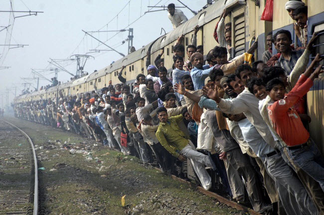 Tuyến tàu hỏa Mumbai Local, Ấn Độ: Đây là tuyến tàu hỏa lớn nhất và đông đúc nhất thế giới. Hệ thống đường ray ở thành phố Mumbai phục vụ mỗi ngày hơn 7,6 triệu hành khách.