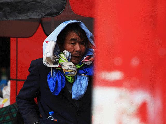 Rét 10 độ C, người Hà Nội trùm chăn, mặc áo mưa ra đường