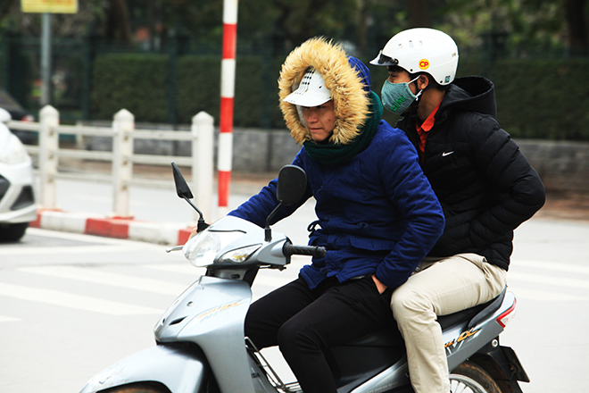 Rét 10 độ C, người Hà Nội trùm chăn, mặc áo mưa ra đường - 1