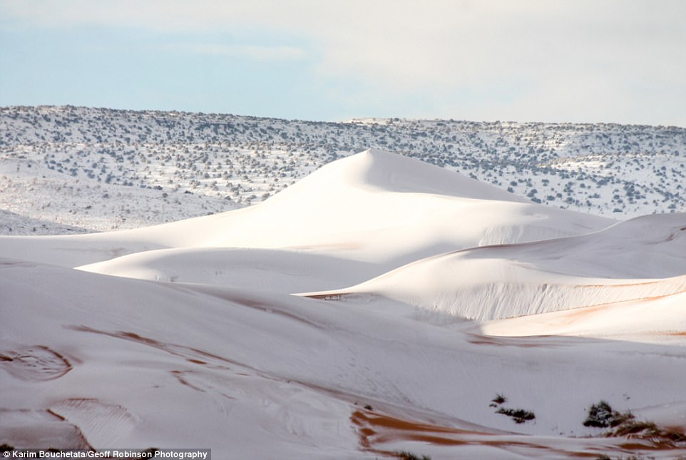 Rét kỷ lục phủ trắng sa mạc Sahara dưới lớp tuyết dày 40cm - 1