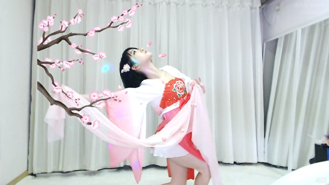 Để tăng lượt người xem, Quách Mini còn cosplay giống nhân vật trong game. Bên cạnh đó, cô nàng&nbsp;thu hút người theo dõi khi tự tin thể hiện những vũ đạo sexy.