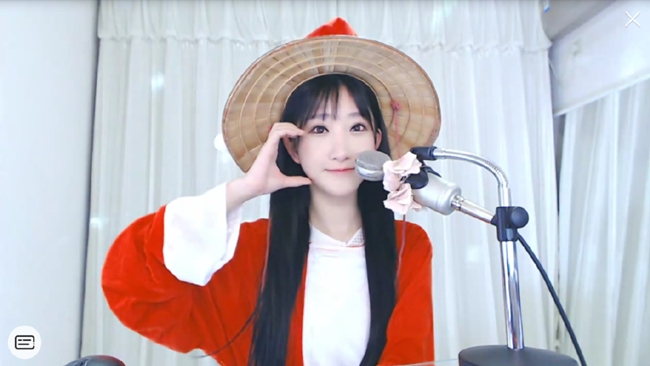 Sau gần 2 năm xảy ra sự cố thoát y khi livestream, Mini vẫn là một cái tên hot trong cộng đồng game thủ Trung Quốc và giới MC trực tuyến. Những clip của cô luôn thu hút đông đảo người xem.