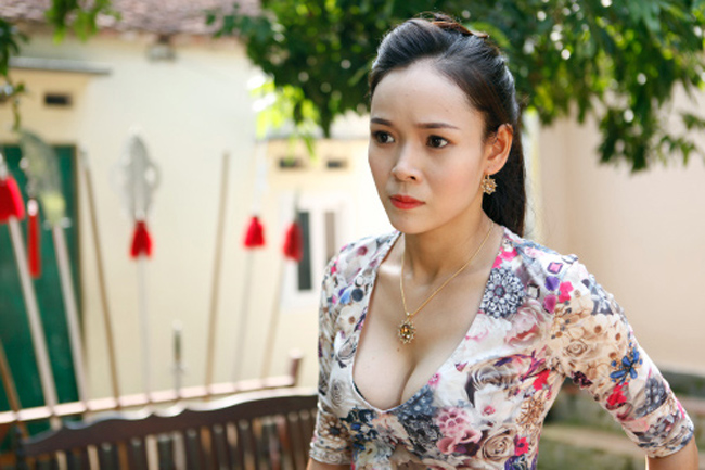 Nữ diễn viên Diễm Hương diện trang phục để lộ nửa vòng một khi tham gia phim hài cùng Quang Tèo.