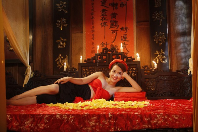 DJ Trang Moon cũng trở thành hot girl khoe thân trong phim hài Tết trong lần hợp tác với diễn viên hài Trung Hiếu.