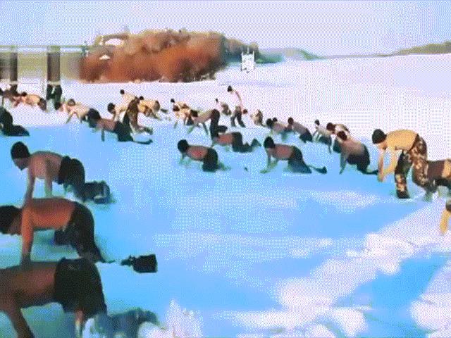 Lính TQ cởi trần, lăn lê trên tuyết giữa trời âm 20 độ