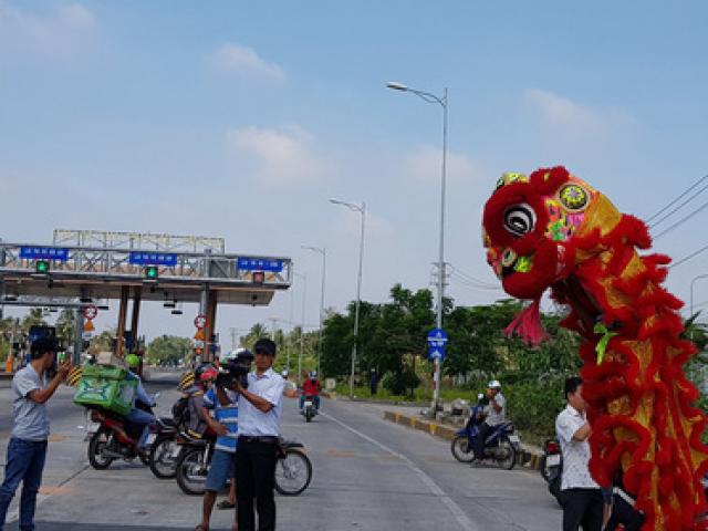 CLIP: Nhóm người tổ chức múa lân mừng xả trạm tại BOT Sóc Trăng