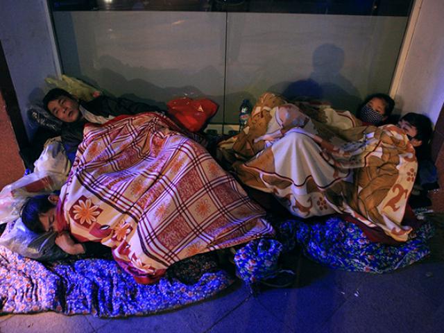 Ảnh: Người vô gia cư trong đêm lạnh ”ác mộng” ở Hà Nội