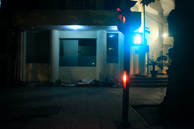 Ảnh: Người vô gia cư trong đêm lạnh &#34;ác mộng&#34; ở Hà Nội - 1