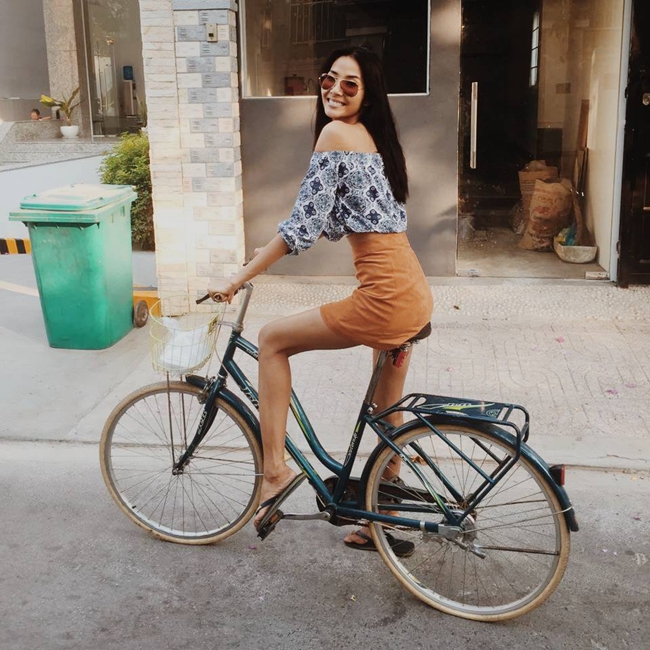 Dù đã là người mẫu đình đám trong làng thời trang Việt song mỗi khi về quê, Á hậu Hoàng Thùy vẫn hào hứng đạp xe đạp đi dạo quanh ngõ nhỏ.