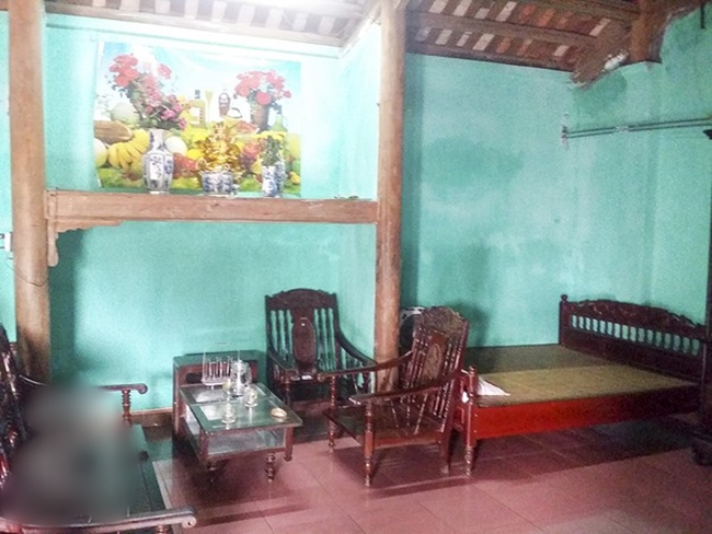 Nội thất đơn giản trong gia đình của Nguyễn Thị Thành ở quê nhà. Gia đình thuộc diện khó khăn trong làng vì tất cả số tiền kiếm được, bố mẹ Nguyễn Thị Thành đều dành để chữa bệnh cho người em trai của cô.