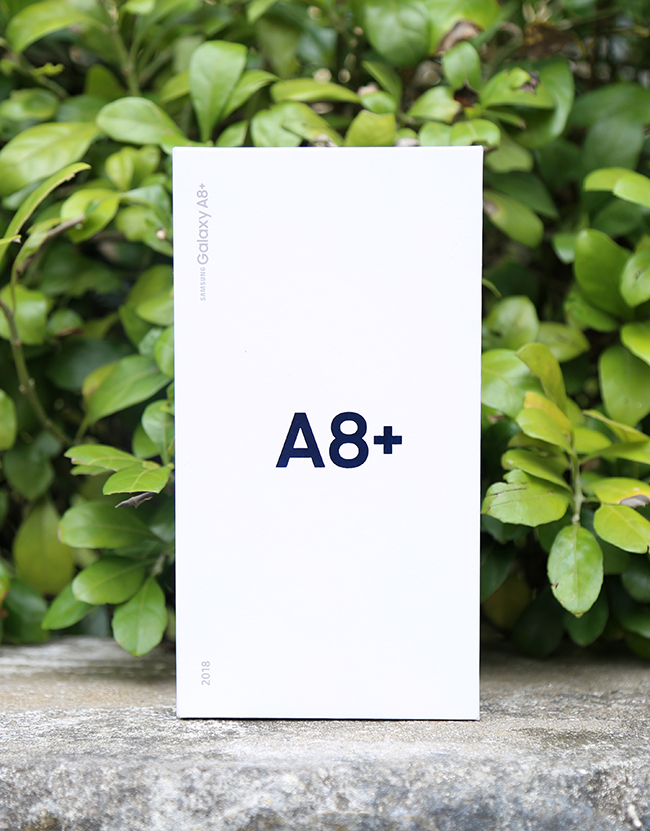 Bộ đôi Samsung Galaxy A8 và A8+ đã chính thức "lên kệ" tại Việt Nam từ ngày 6/1. Trong ảnh là chiếc hộp màu trắng chứa A8+, trên hộp có chữ A8+ với hiệu ứng lấp lánh kèm một số ký tự khác in màu bạc.