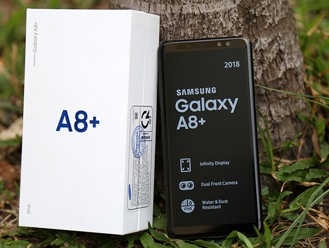 Mặc dù được định vị ở phân khúc cận cao cấp (A8 có giá bán 10,99 triệu đồng, A8+ có giá bán 13,49 triệu đồng) nhưng A8 được trang bị gần như tất cả những tính năng cao cấp trên các dòng flagship của Samsung.