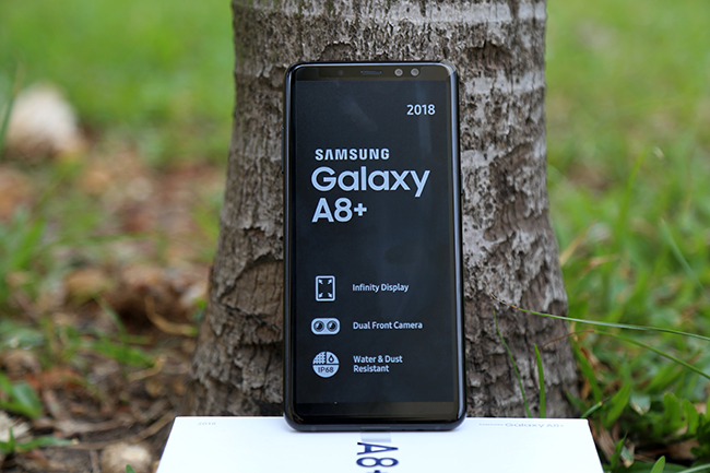 Galaxy A8+ là sự hài hòa giữa dòng S và Note. Máy khá thon gọn với 4 góc bo tròn nhẹ tạo cảm giác thoải mái khi cầm nắm. Đánh giá tổng quan, đây là một thiết kế bắt mắt và phù hợp cho cả đối tượng người dùng là nam và nữ.