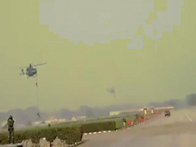 Dây đứt, 3 binh sĩ Ấn Độ rơi từ trực thăng xuống đất