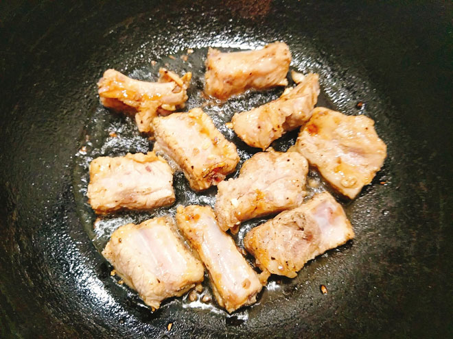 Sườn rim mật ong sánh vàng, thơm ngon khiến chồng con gắp lia lịa - 7