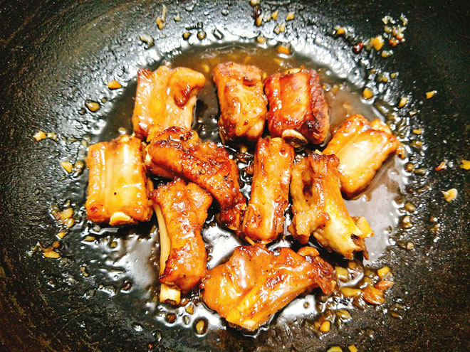 Sườn rim mật ong sánh vàng, thơm ngon khiến chồng con gắp lia lịa - 8