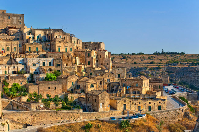 Matera, Italia: Ngôi làng nằm trên vách núi hiện là nơi sinh sống của 2.000 cư dân. Nơi đây có quán cà phê, triển lãm tranh, nhà hàng và khách sạn để phục vụ du khách.