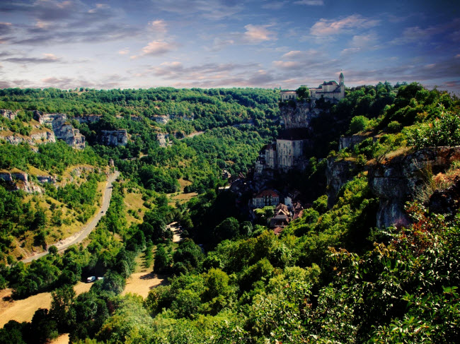 Rocamadour, Pháp: Ngôi làng nằm trên đỉnh đồi giữa khung cảnh thiên nhiên tuyệt mỹ, khiến bất cứ du khách nào cũng bị hút hồn.