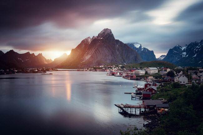 Reine, Na Uy: Hòn đảo Lofoten nổi tiếng những làng chài cạnh dãy núi hùng vĩ. Reine là một trong những ngôi làng có phong cảnh đẹp nhất trên đảo.