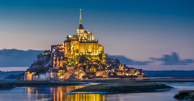 Lâu đài Mont Saint-Michel huyền bí nằm trên hòn đảo nhỏ ở phía Tây Bắc nước Pháp, thuộc vịnh Saint-Malo
