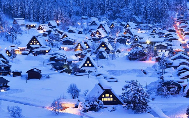 Giữa những cơn gió lạnh của mùa đông, ngôi làng Shrakawa-go hiện ra như một bông tuyết kiêu hãnh và rạng rỡ. Những ngôi nhà cổ được bao phủ bởi tuyết trắng ôm lấy ánh đèn vàng ấm áp giữa đêm đông chính là điểm thu hút khách du lịch vượt ngàn lạnh giá để ghé thăm ngôi làng cổ tích này.
