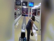 Phi thường - kỳ quặc - Cú ném bowling &quot;khủng khiếp&quot; nhất thế giới của người phụ nữ