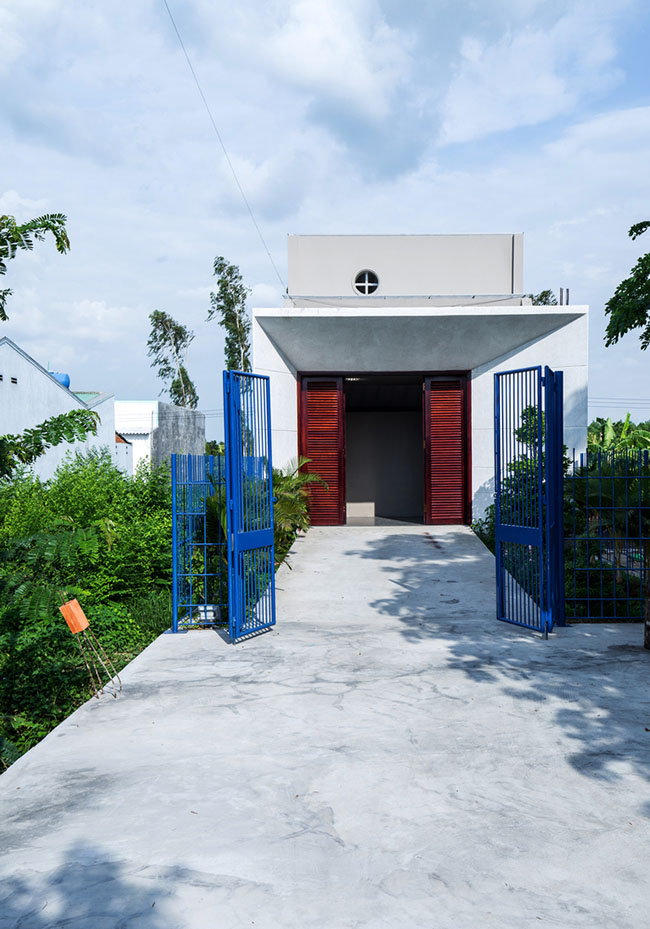 "Longcave" một kiến trúc lạ, đẹp của kiến trúc sư Ngô Việt Khánh Duy, được thiết kế 1 tầng, tại Trà Ôn, Vĩnh Long với mặt tiền chỉ rộng 5m và chiều dài 40m. Chủ nhân của mảnh đất muốn có một căn nhà tạo ra một không gian sống giản dị, tránh xa sự bon chen của cuộc sống bên ngoài.