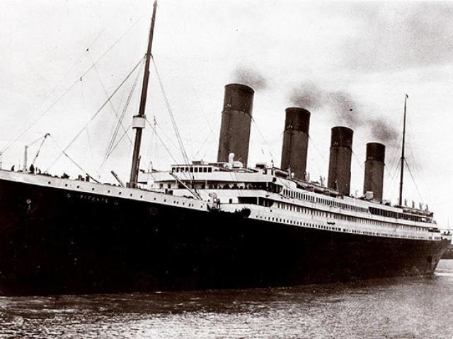 Nhiều người Mỹ tò mò đi thăm tàu Titanic chìm 100 năm dưới biển