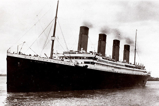 Nhiều người Mỹ tò mò đi thăm tàu Titanic chìm 100 năm dưới biển - 1
