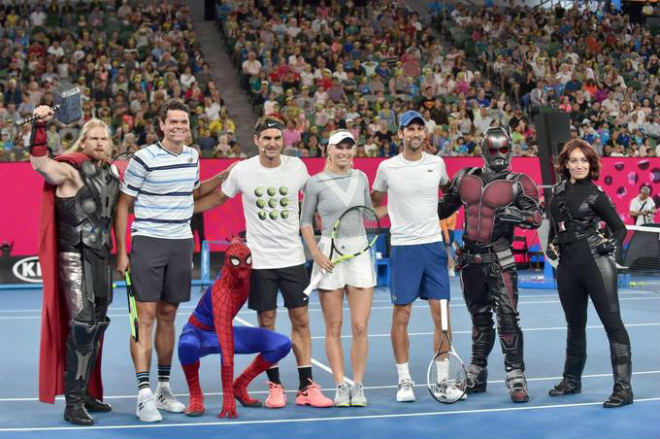 Australian Open: Federer đánh cặp Người nhện, nô đùa với Djokovic - 1