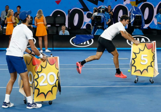 Australian Open: Federer đánh cặp Người nhện, nô đùa với Djokovic - 4