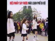 Bạn trẻ - Cuộc sống - 3 cô bé với điệu nhảy say rượu xôn xao phố đi bộ Hà Nội