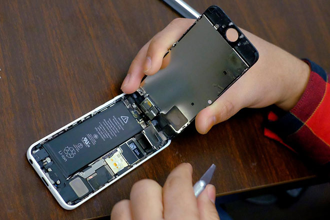 Sai sót này của nhân viên Apple có thể khiến pin iPhone bốc cháy khi thay thế - 1