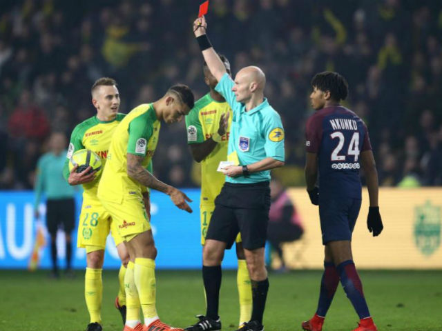 Trọng tài đạp cầu thủ, rút thẻ đỏ: “Băng đảng” PSG - Neymar chi phối?