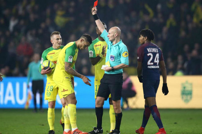 Trọng tài đạp cầu thủ, rút thẻ đỏ: “Băng đảng” PSG - Neymar chi phối? - 1
