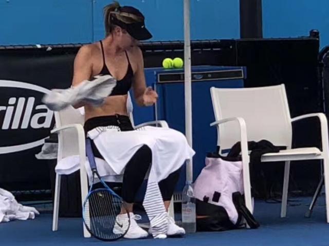 Australian Open: Sharapova ”gây bão” cởi áo giữa thanh thiên bạch nhật