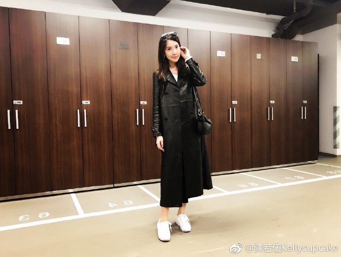 Tủ đồ như cửa hàng trưng bày đồ hiệu của sao Hoa ngữ - 1