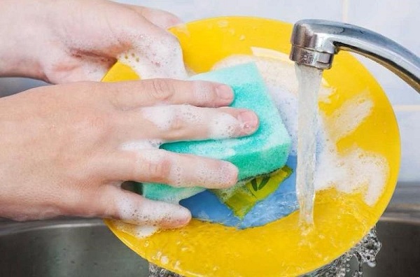 7 sai lầm mỗi khi bạn rửa chén - 1