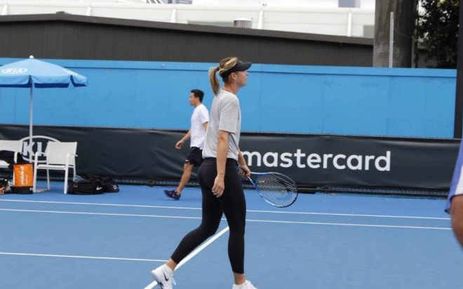 Australian Open: Sharapova &#34;gây bão&#34; cởi áo giữa thanh thiên bạch nhật - 6