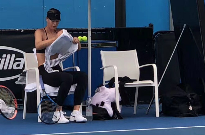 Australian Open: Sharapova &#34;gây bão&#34; cởi áo giữa thanh thiên bạch nhật - 3