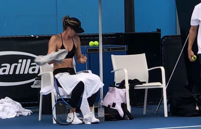 Australian Open: Sharapova &#34;gây bão&#34; cởi áo giữa thanh thiên bạch nhật - 2