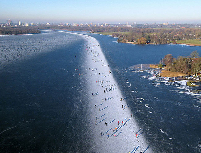1. Paterswoldse Meer, Hà Lan: Hồ nằm ở phía tây nam của một trong những thị trấn lớn nhất trong nước. Vào mùa hè, hồ là nơi tuyệt vời để thư giãn, đi thuyền buồm và đi thuyền kayak. Vào mùa đông nó biến thành một sân trượt băng tự nhiên lớn. 