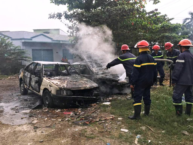 Đốt rác trên phố Sài Gòn, 2 ô tô bị thiêu rụi - 1