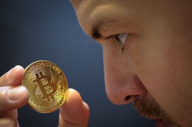 Bitcoin lại lao dốc, chỉ còn hơn 12.000 USD - 1