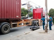 Tin tức trong ngày - Cố tránh lên vỉa hè, người đàn ông vẫn tử vong dưới bánh xe container