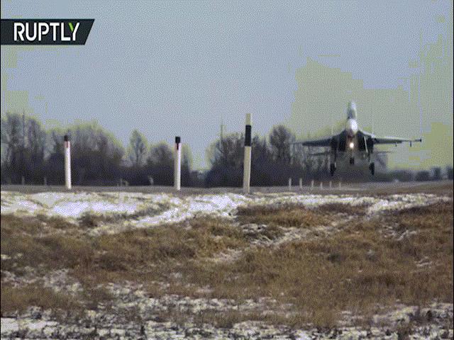 Xem máy bay ném bom Nga hạ cánh trên đường ô tô