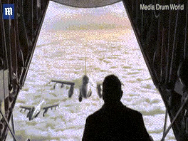 Vị thủ tướng đứng ở đuôi máy bay trên cao 5.000m vẫy chào chiếc F-16