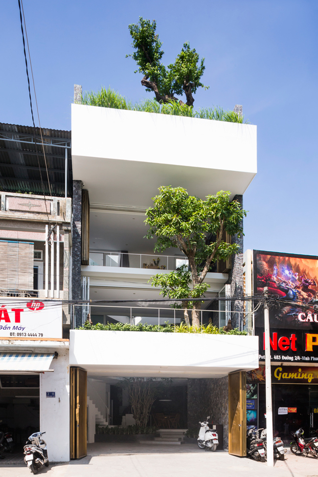 Ngôi nhà này nằm trên một con phố lớn thuộc trung tâm thành phố Nha Trang.